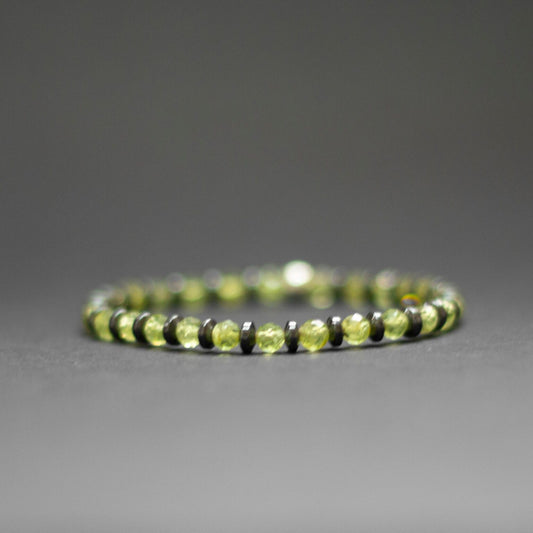 Peridot and grey Hematite Bracelet 4mm facet β Pulse Collection - Aquarius Stones